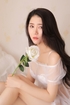 妺妺坐在我腿上勃起弄了视频
